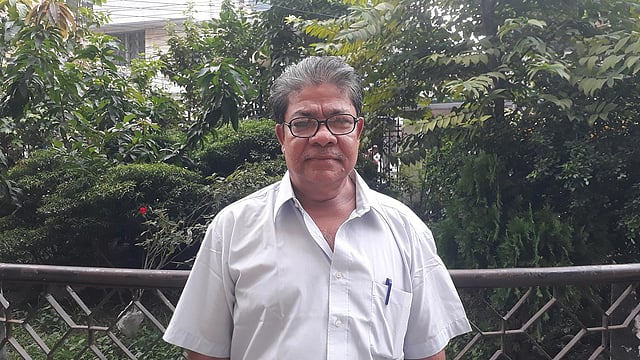 ৩০ বছর ধরে ঢাকার আদালতের নিবন্ধন খাতাপত্র বাঁধাই করে চলেছেন শাঁখারীবাজারের বাসিন্দা উত্তম নন্দী। ছবি: আসাদুজ্জামান