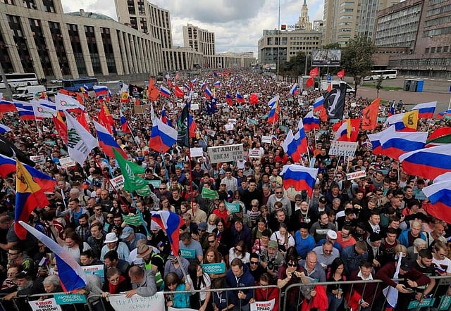 নিজ ঘরেই সমালোচিত পুতিন। মাঝেমধ্যে দুর্নীতিবিরোধী কিংবা গণতন্ত্রের দাবিতে বিক্ষোভ জানান রাশিয়ার জনগণ। ছবি: রয়টার্স