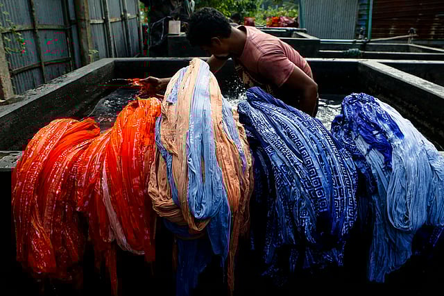 কয়েক ধাপে চলে কাপড়ে বাটিকের নানা কৌশল