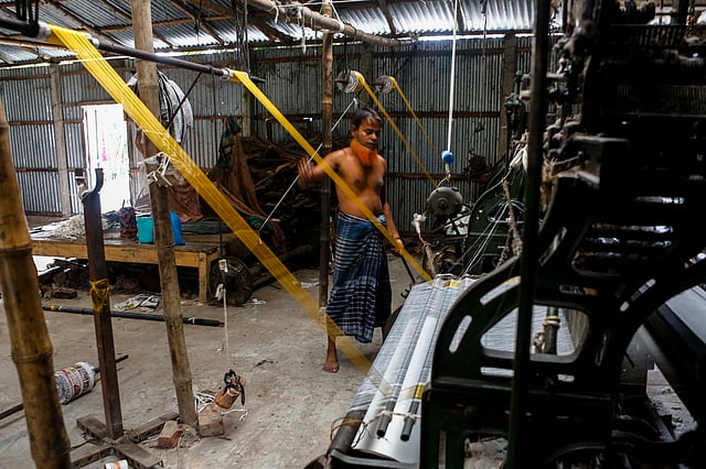 বাটিকের গ্রামের অনেক বাড়িতে বসানো হয়েছে একাধিক পাওয়ার লুম মেশিন