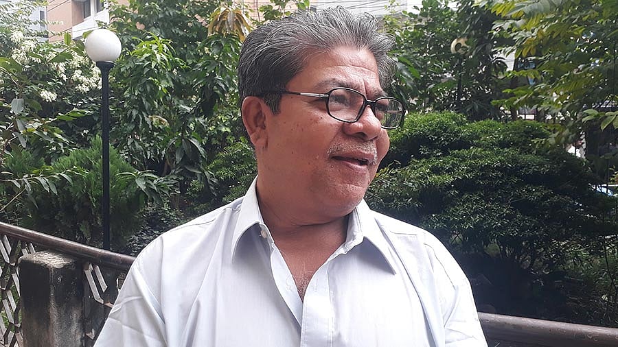 ৩০ বছর ধরে ঢাকার আদালতের নিবন্ধন খাতাপত্র বাঁধাই করে চলেছেন শাঁখারীবাজারের বাসিন্দা উত্তম নন্দী। ছবি: আসাদুজ্জামান