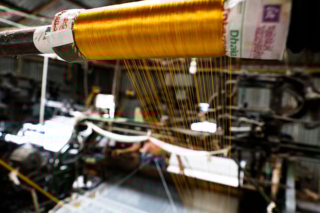 দামি পোশাকের পাড়ে সোনালি সুতার কাজ