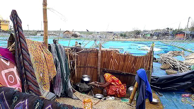 ঘূর্ণিঝড় বুলবুলের আঘাতে পশ্চিমবঙ্গ রাজ্যে ৪ লাখ ৬৫ হাজার মানুষ ক্ষতিগ্রস্ত হয়েছে। ক্ষতিগ্রস্ত বাড়ির সংখ্যা ৬০ হাজার। ছবি: ভাস্কর মুখার্জি