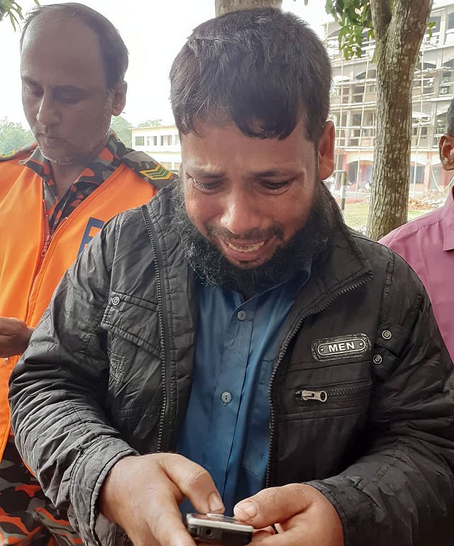 ট্রেন দুর্ঘটনায় ভাই মুজিবুর ও ভাবি কুলসুমের মৃত্যুর খবর পেয়ে আহাজারি করছেন নিহত মুজিবুরের এক ভাই। ছবি: প্রথম আলো