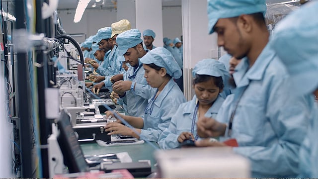 অপোর কারখানায় কাজ করছেন কর্মীরা। ছবি: অপোর সৌজন্যে