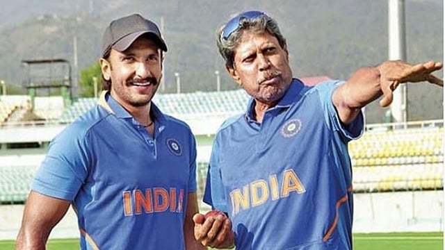 শুটিংয়ের আগে কপিল দেবের কাছ থেকে প্রয়োজনীয় প্রশিক্ষণ নিয়েছেন রণবীর সিং। ছবি: টুইটার থেকে নেওয়া