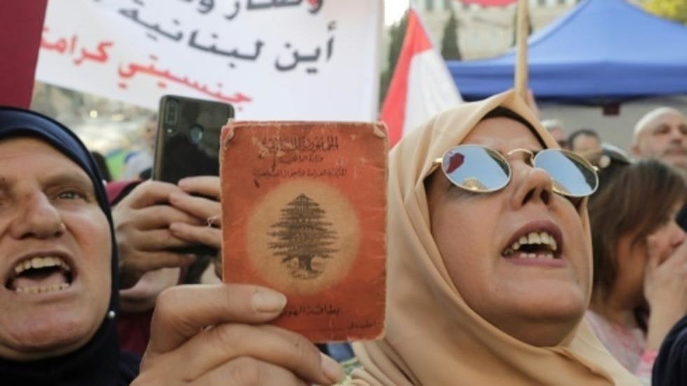 নাগরিকত্বের দাবিতে পথে নেমেছেন লেবাননের অসংখ্য বাসিন্দা। ছবি: এএফপি