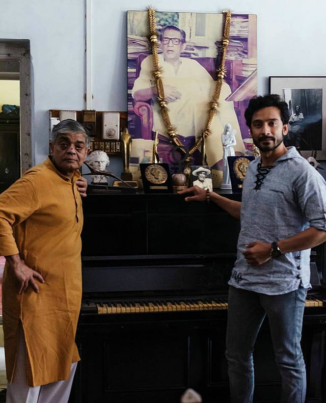 সন্দীপ রায়ের সঙ্গে টোটা রায় চৌধুরী। ছবি: ফেসবুক থেকে নেওয়া