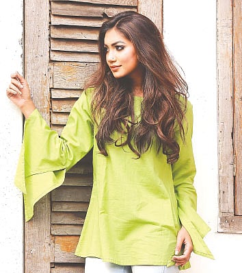 এ সময়ে চুলে চাই বাড়তি যত্ন। মডেল: সুনেহরা, ছবি: নকশা