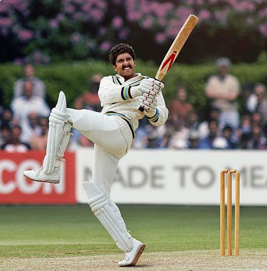 ‘এইটি থ্রি’ ছবিতে কপিল দেবের ভূমিকায় অভিনয় করছেন রণবীর সিং। ছবি: টুইটার থেকে নেওয়া