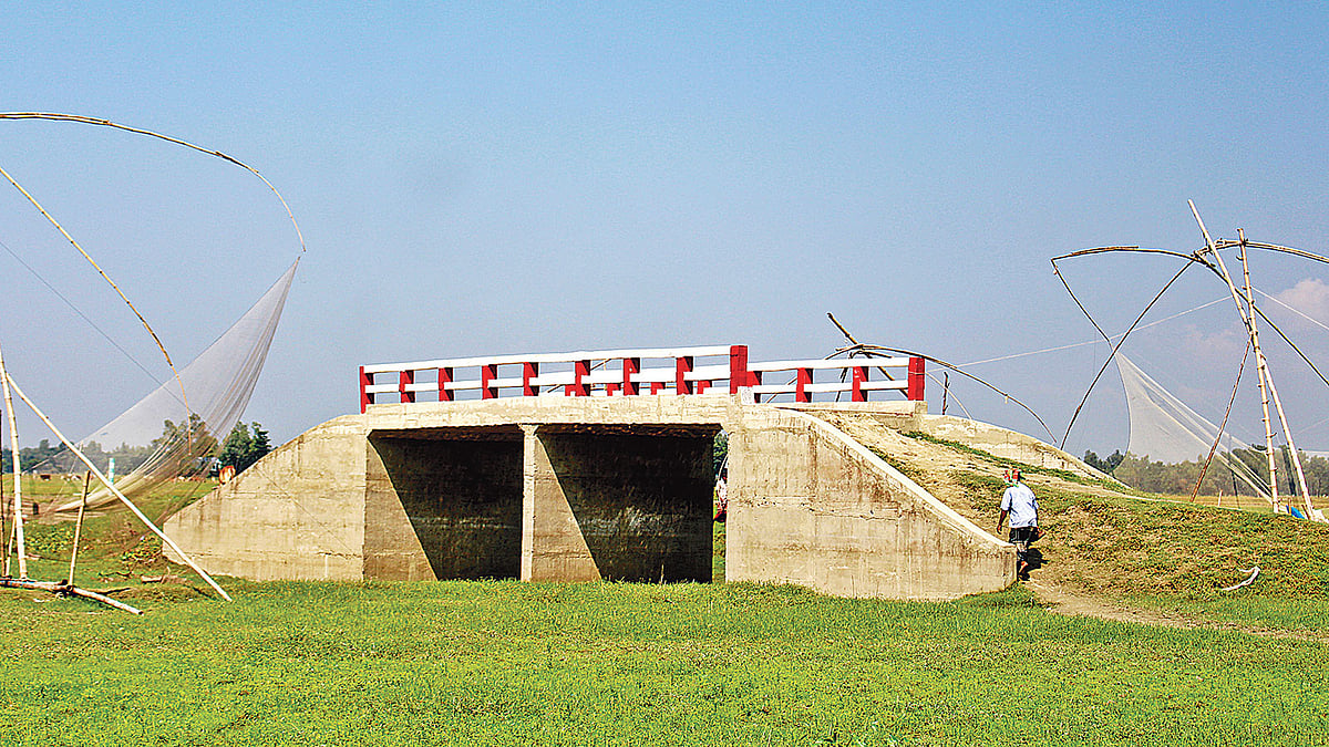 সংযোগ সড়ক না থাকায় সরিষাবাড়ীর গাছ বয়ড়া-মানিকপটল জিয়া খালের ওপর নির্মিত সেতুটি দিয়ে কোনো যানবাহন চলতে পারছে না। প্রথম আলো