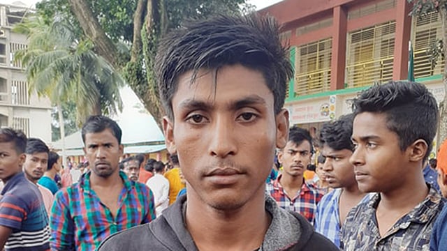 কসবায় ট্রেন দুর্ঘটনাস্থলে শার্ট দেখে ভাইয়ের লাশ শনাক্ত করেছেন শামীম। ছবি: শাহাদৎ হোসেন