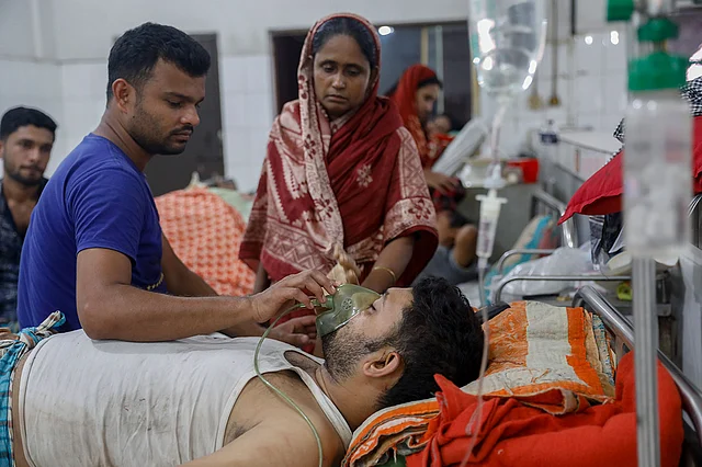 সোহেল মিয়া শ্বাস কষ্টে ভুগছেন। তাঁর পেট, কোমরে ও দুই পায়ে আঘাত।