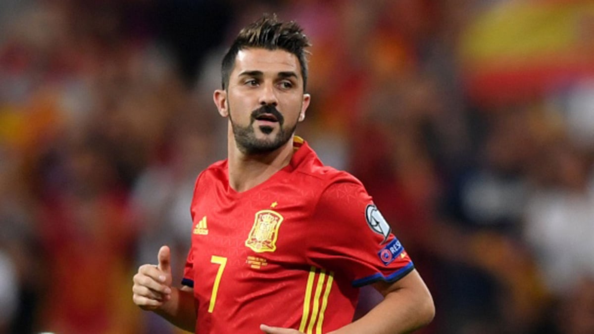 বুটজোড়া তুলে রাখছেন ভিয়া। ছবি : এএফপি