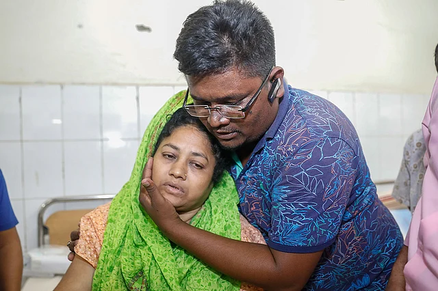 দুর্ঘটনায় হারিয়েছেন ১৫ বছর বয়সী মেয়ে ফারজানাকে। হাসপাতালের বিছানায় প্রলাপ বকছেন মা রোজিনা।