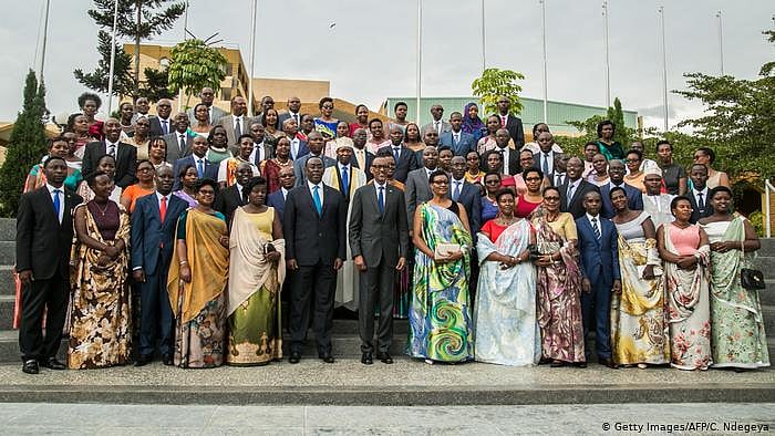 ১৯৯৪ সালের সেই ভয়াবহ গণহত্যার পর নারীরা মিলে এগিয়ে নিয়েছেন রুয়ান্ডাকে। ছবি: এএফপি