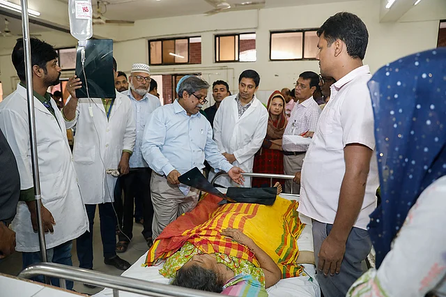 আহত একজনকে পরীক্ষা করে দেখছেন চিকিৎসক দল।