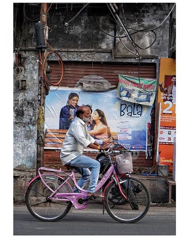 এ ছবিটি আয়ুষ্মান খুরানা ইনস্টাগ্রামে শেয়ার করেছেন। যেখানে আয়ুষ্মানের জায়গায় দেখা যাচ্ছে সত্যিকারের একজন টাক মাথার লোককে। ছবি: ইনস্টাগ্রাম