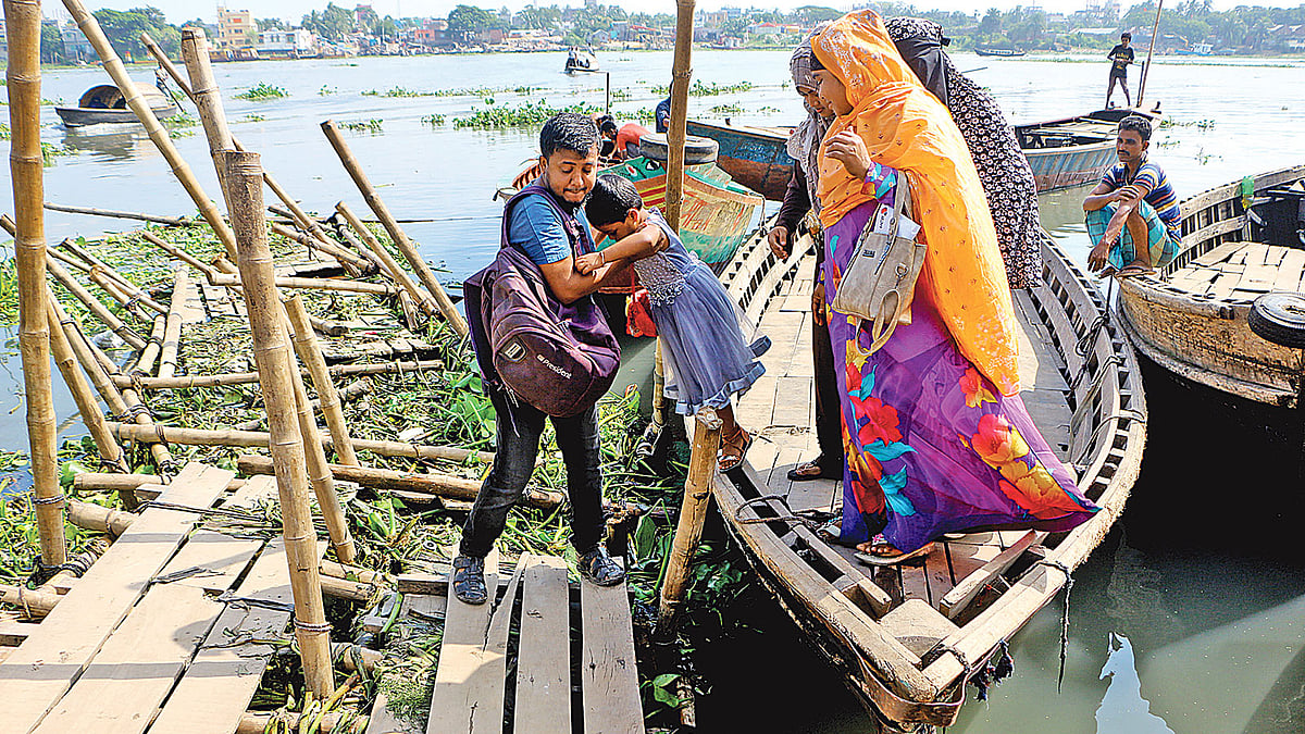 জেটি বেহাল। ঝুঁকি নিয়ে চলাচল করতে হচ্ছে মানুষকে। গতকাল সকালে নারায়ণগঞ্জের হাজীগঞ্জ গুদারাঘাট এলাকায়। ছবি: প্রথম আলো