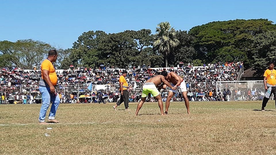 কুস্তির এই লড়াই উপলক্ষ। লড়াই ছাপিয়ে বড় হয়ে ওঠে মানুষে মানুষে সম্প্রতি ও বন্ধুত্ব। সুনামগঞ্জ সদর, সুনামগঞ্জ, ১৪ নভেম্বর। ছবি: প্রথম আলো