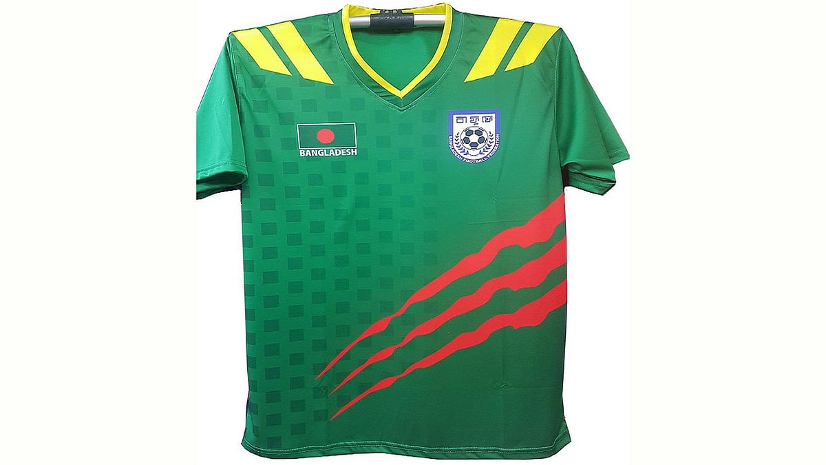 জাতীয় ফুটবল দলের এই জার্সিটা এসেছে অনেক রং বদলেই । ছবি: সংগৃহীত