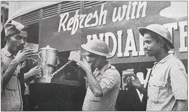 এ রকম প্রচারগাড়িতে চায়ের প্রচারকাজ হতো। কোম্পানির লোকেরা ‘চা’-এর গুণাগুণ প্রচার করতেন এবং আগন্তুকদের পরিবেশন করা হতো বিনা মূল্যে চা। ছবিটি দেলওয়ার হাসান সম্পাদিত ‘ঢাকার বাণিজ্যিক ইতিহাস’ গ্রন্থ থেকে নেওয়া।