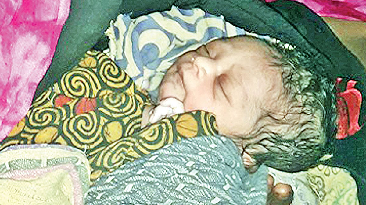 নবজাতক মেয়েটি। সম্প্রতি তোলা। প্রথম আলো