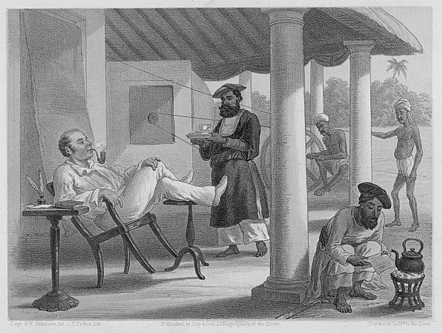 ছবিটিতে দেখা যায়, আরাম কেদারায় আয়েশ করে বসে কর্নেল সাহেব। প্রায় পাশেই হাতের ট্রে-তে চায়ের কাপ নিয়ে এক খানসামা দাঁড়িয়ে। একটু দূরে জ্বলন্ত উনুনে কেটলি চাপিয়ে আরেক দেশীয় কর্মচারীকে দেখা যাচ্ছে। হাতে এক টুকরো কাগজ নিয়ে বসে আছে। ছবিটি অ্যাটকিনসনের লেখা ‘কারি অ্যান্ড রাইস অন ফোর্টি প্লেটস: অব দ্য ইনগ্রেডিয়্যান্টস অব সোশ্যাল লাইফ এট আওয়ার স্টেশন ইন ইন্ডিয়া’ শীর্ষক গ্রন্থ থেকে নেওয়া।