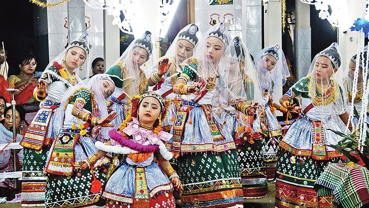 রাস উৎসবে মণিপুরি নৃত্য পরিবেশন করছেন শিল্পীরা। গত মঙ্গলবার রাতে মৌলভীবাজারের কমলগঞ্জের আদমপুরের তেতেইগাঁও মধুমঙ্গল শর্ম্মার মণ্ডপে। ছবি: আনিস মাহমুদ