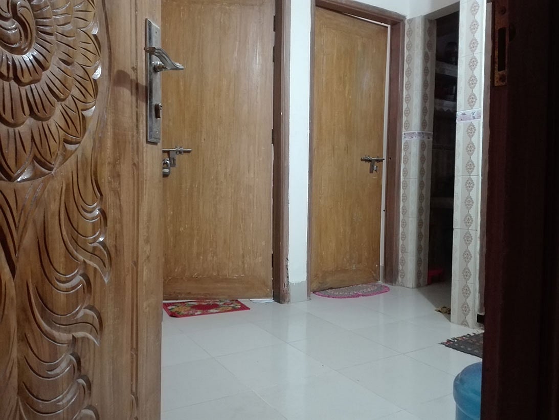 দুই রুম ও ডাইনিং স্পেসসম্পন্ন এমন ফ্ল্যাটেই সচরাচর স্বল্প আয়ের মানুষ সাবলেট থাকেন। মীরবাগ, মগবাজার, ঢাকা। ছবি: প্রথম আলো