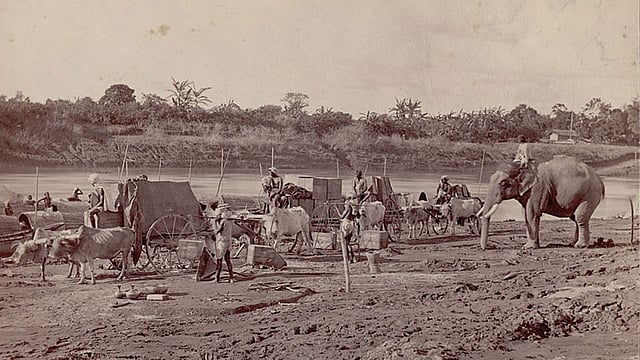 ভারতবর্ষে পূর্ণাঙ্গরূপে রেল যোগাযোগ স্থাপিত হওয়ার আগে চা পরিবহনের জন্য ব্যবহৃত গরুর গাড়ি ও হাতি। ছবিটি ১৮৬৩ সালে প্রতিষ্ঠিত কলকাতার প্রথম স্টুডিও ‘বোর্ন অ্যান্ড সেফার্ড’–এর সংগ্রহ থেকে নেওয়া।