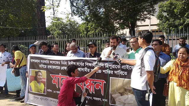 রাজধানীর শাহবাগে জাতীয় জাদুঘরের সামনে এক মানববন্ধনে বক্তব্য দেন ইলিয়াস কাঞ্চন। শাহবাগ, ঢাকা, ১৫ নভেম্বর। ছবি: প্রথম আলো