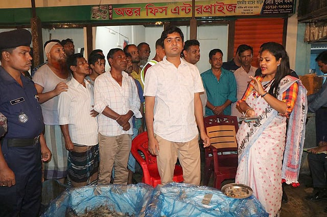 কিশোরগঞ্জের ভৈরবে দেড় মাসের ব্যবধানে তিন অভিযানে নৈশ মৎস্য আড়ত থেকে ১২২ কেজি জেল পুশ করা চিংড়ি মাছ জব্দ করা হয়েছে। ছবি: সুমন মোল্লা