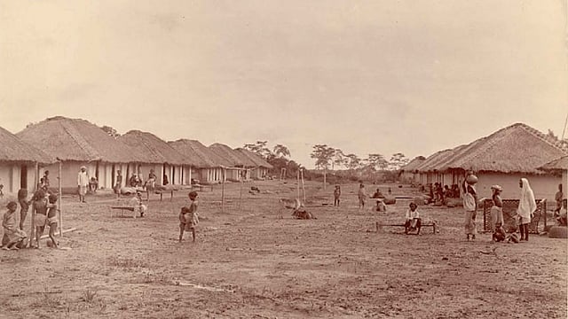 আসামের একটি চা-বাগানে কুলিদের বসবাসস্থল। যা ‘কুলি লাইন’ নামে পরিচিত ছিল। চিত্রগ্রাহক: এমা অগাস্টা কোচ, ছবিটি যুক্তরাষ্ট্রের স্মিথসোনিয়ান ইনস্টিটিউটের ন্যাশনাল এনথ্রোপলজিক্যাল আর্কাইভস থেকে নেওয়া।