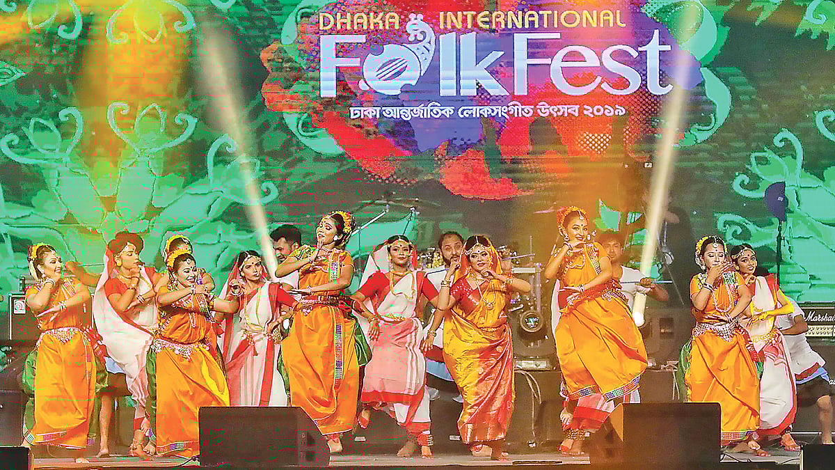 প্রেমা ও ভাবনা নৃত্যদলের পরিবেশনায় সিলেটের ধামাইল নৃত্য দিয়ে শুরু হয় লোকসংগীত উৎসব। গতকাল আর্মি স্টেডিয়ামে।  ছবি: সাইফুল ইসলাম