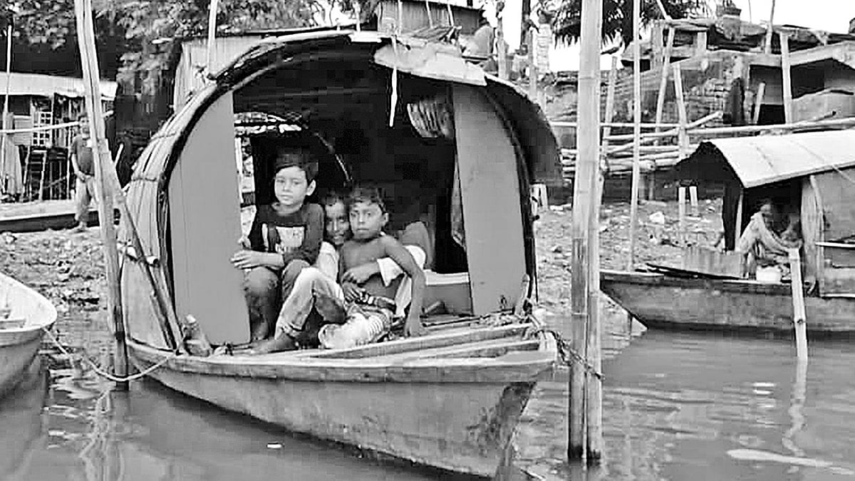 ভাসমান নৌকায় মানুষের বসবাস। গাজীপুরের টঙ্গীর তুরাগ পাড়ে সম্প্রতি তোলা। প্রথম আলো