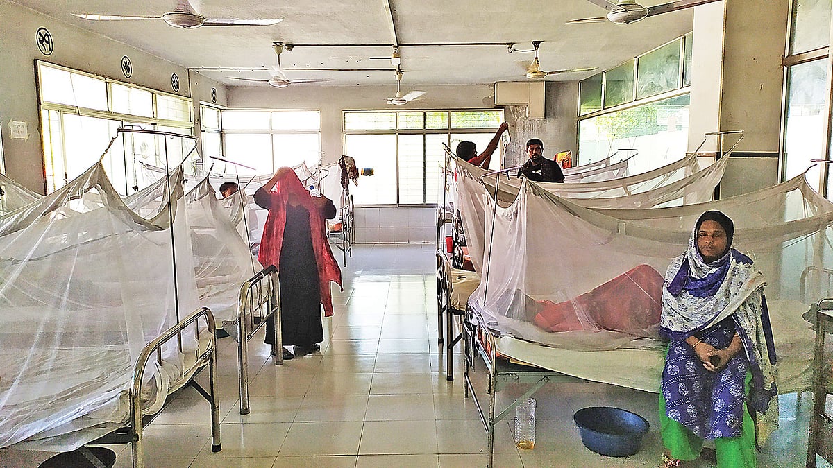 বিআইটিআইডিতে ডেঙ্গু রোগীদের চিকিৎসাসেবা দেওয়া হচ্ছে। গতকাল দুপুরে। কৃষ্ণ চন্দ্র দাস