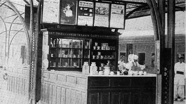 লাহোর রেলস্টেশনে অবস্থিত টি স্টল। বাঁ পাশে হিন্দুদের এবং ডান পাশে মুসলমানদের চা পানের ব্যবস্থা। ছবিটি ডব্লিউ এইচ উকার্সের লেখা চা–বিষয়ক আকর গ্রন্থ ‘অল অ্যাবাউট টি’ শীর্ষক বইতে প্রকাশিত।