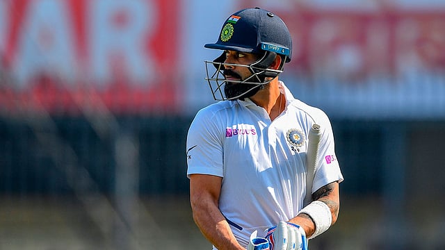 আউট হয়ে ড্রেসিং রুমে ফিরছেন কোহলি। ছবি: এএফপি