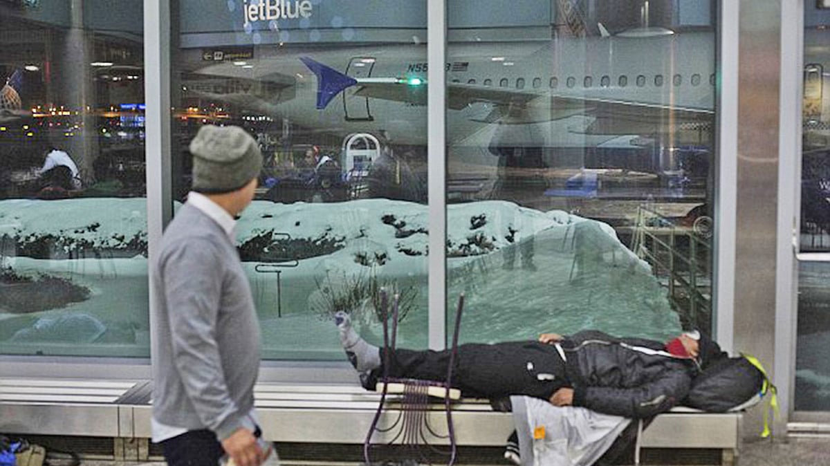 বিমানবন্দরের বাইরে এমন গৃহহীনদের প্রায়ই চোখে পড়ে