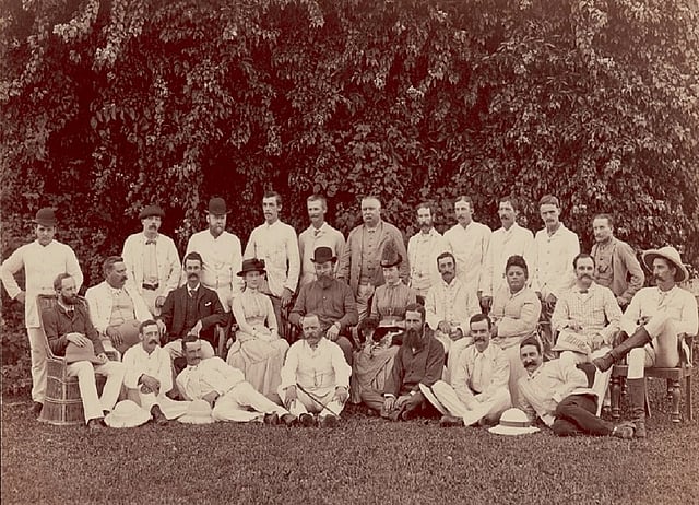 আসামের একটি চা–বাগানে টি ম্যানেজার ও সহকারীরা। চিত্রগ্রাহক: এমা অগাস্টা কোচ, ছবিটি যুক্তরাষ্ট্রের স্মিথসোনিয়ান ইনস্টিটিউটের ন্যাশনাল এনথ্রোপলজিক্যাল আর্কাইভস থেকে নেওয়া।