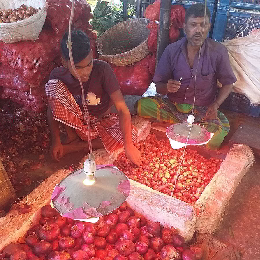 পেঁয়াজের দামের দ্বিশতক দেশে প্রথম। কারওয়ান বাজার, ঢাকা, ১৫ নভেম্বর। ছবি: শাকিলা হক