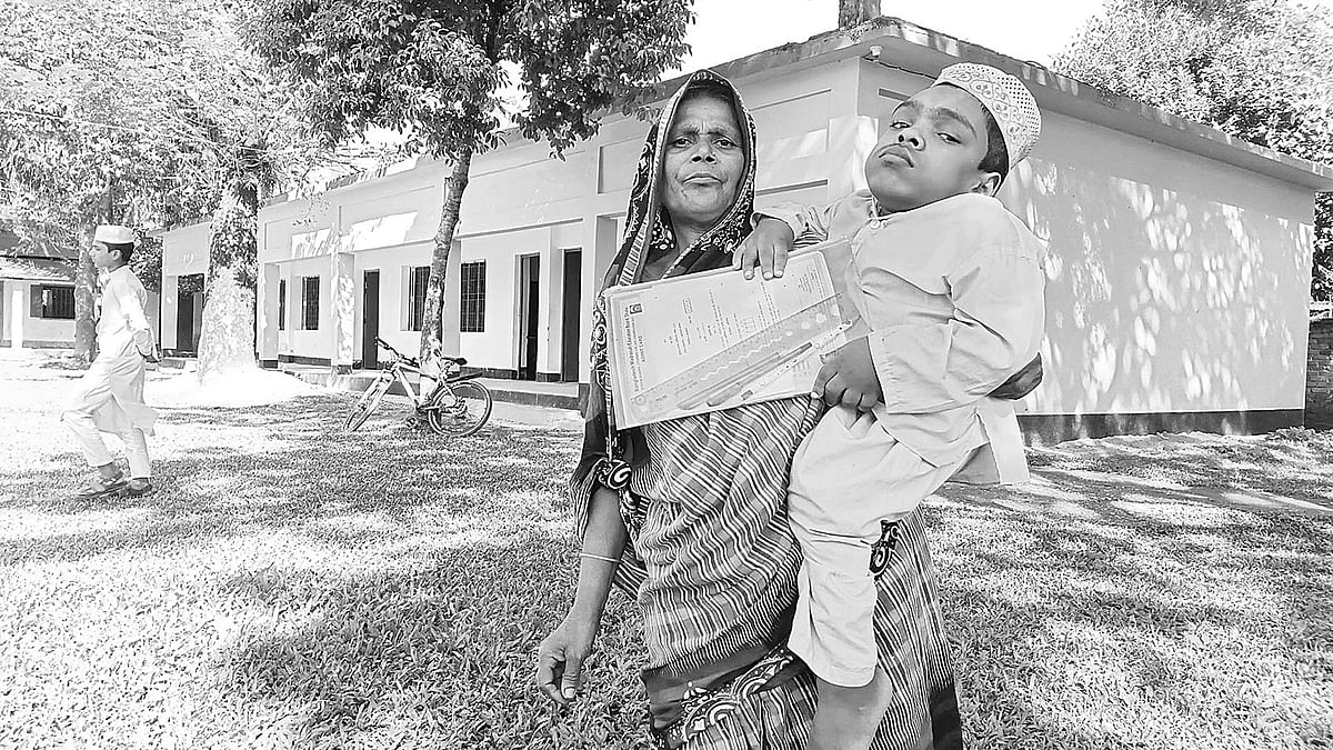 মায়ের কোলে চড়ে জেডিসি পরীক্ষাকেন্দ্রে আসে প্রতিবন্ধী মো. আব্দুল হামিদ। গতকাল দুপুরে পানছড়ি ইসলামিয়া সিনিয়র মাদ্রাসা কেন্দ্রে। প্রথম আলো