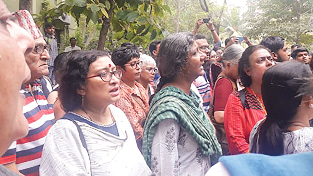 নবনীতা দেবসেনের শেষ যাত্রায় যাদবপুর বিশ্ববিদ্যালয় প্রাঙ্গণে তাঁকে শ্রদ্ধা জানিয়ে তাঁর দুই মেয়ে অন্তরা ও নন্দনা দেবসেনসহ গান গাইছেন শিল্পী মৌসুমী ভৌমিক (বাঁ থেকে দ্বিতীয়), ৮ নভেম্বর ২০১৯। ছবি: লেখক