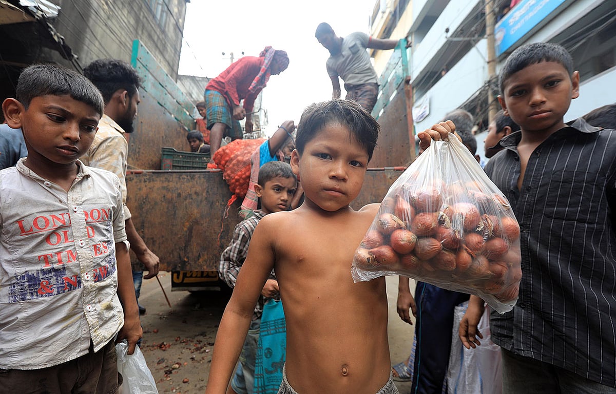 প্রতিদিন সকাল হতেই পেঁয়াজ সংগ্রহের জন্য ট্রাকের আশপাশে ভিড় করছে পথশিশুরা। বৃহস্পতিবার বিকেলে তোলা ছবি। ছবি: জুয়েল শীল