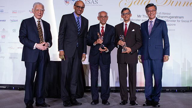 ব্র্যাকের প্রতিষ্ঠাতা ও চেয়ার ইমেরিটাস স্যার ফজলে হাসান আবেদ আউটস্ট্যান্ডিং মেম্বার অব দ্য সাউথ এশিয়ান ডায়াসপোরা অ্যাওয়ার্ড (ওএমএসএডি) পুরস্কারে ভূষিত হয়েছেন। পুরস্কার প্রদান অনুষ্ঠানে উপস্থিত ছিলেন (বাঁ থেকে) ইনস্টিটিউট অব সাউথ এশিয়ান স্টাডিজের চেয়ারম্যান গোপীনাথ পিল্লাই, সিঙ্গাপুর সরকারের জ্যেষ্ঠ মন্ত্রী থারমান শানমুগারতম, সরকারি কর্মকর্তা জেওয়াই পিল্লে, স্যার ফজলে হাসান আবেদের পক্ষে পুরস্কার গ্রহণকারী ব্র্যাক বিশ্ববিদ্যালয়ের সেন্টার ফর পিস অ্যান্ড জাস্টিসের নির্বাহী পরিচালক মনজুর হাসান ও ন্যাশনাল ইউনিভার্সিটি অব সিঙ্গাপুরের প্রেসিডেন্ট তান এং চাই। ছবি: সংগৃহীত