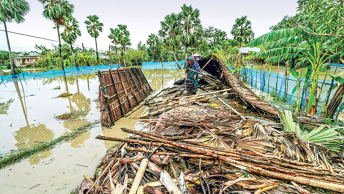 ঘূর্ণিঝড় বুলবুলের আঘাতে বসতঘর পরিণত হয়েছে ধ্বংসস্তূপে