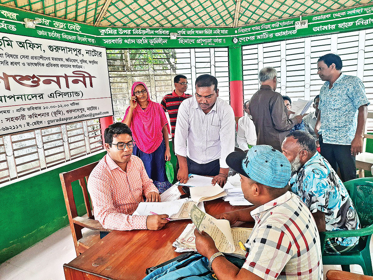 সেবাগ্রহীতাদের সঙ্গে কথা বলছেন এসি ল্যান্ড নাহিদ হাসান। ছবি: প্রথম আলো