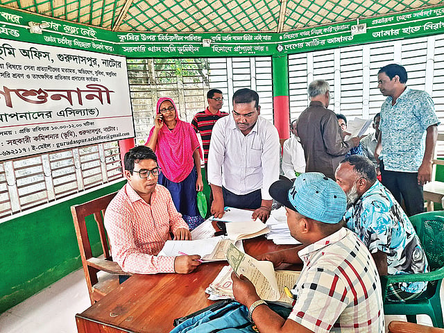 সেবাগ্রহীতাদের সঙ্গে কথা বলছেন এসি ল্যান্ড নাহিদ হাসান।  ছবি: প্রথম আলো