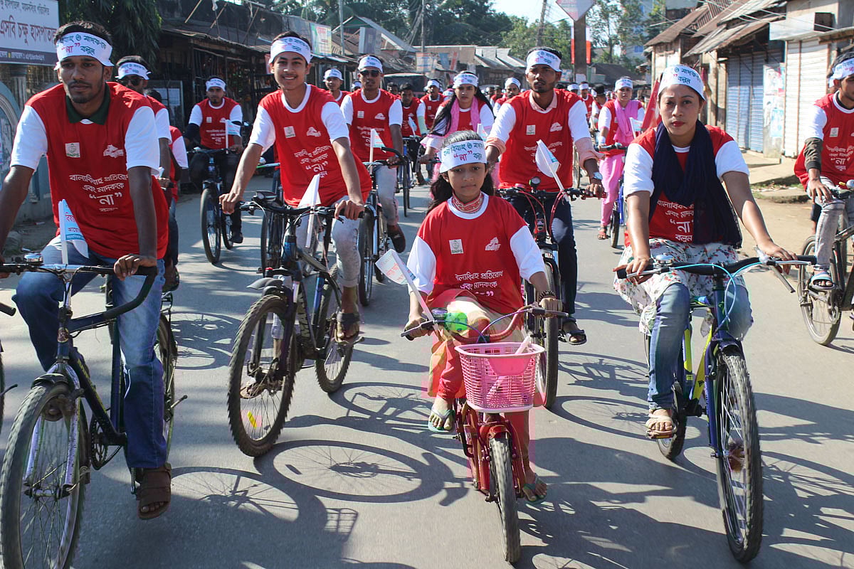 নেত্রকোনায় বাল্যবিবাহ ও মাদকের বিরুদ্ধে সচেতনতা তৈরিতে সাইকেল শোভাযাত্রা করে শিক্ষার্থীরা। ছবি: প্রথম আলো